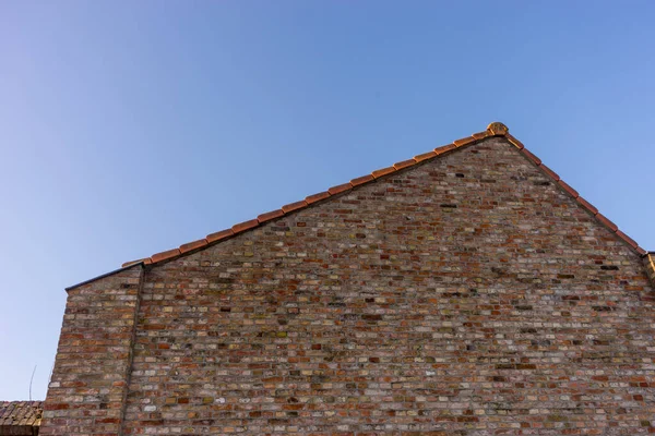 ベルギー ブルージュ 傾斜屋根の赤いレンガ造りの大きなレンガ造りの建物 — ストック写真