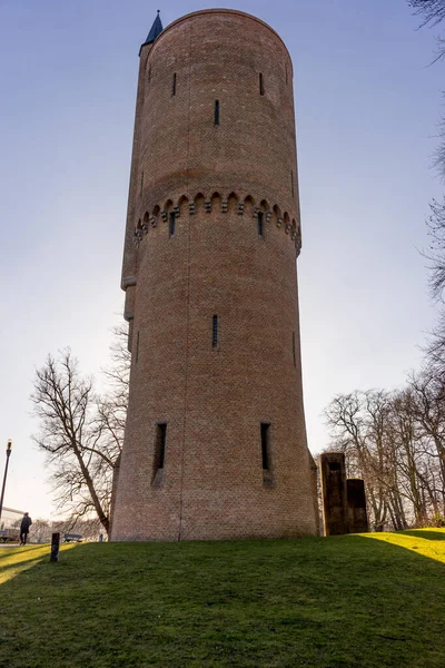 Europa Belgien Brygge Stor Tegelbyggnad Med Klocktorn Ett Grönt Fält — Stockfoto