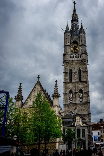 Uzun Çan Kulesi Şehrin Merkezindeki Iki Katedralin Arasında Duruyor Belçika — Stok fotoğraf