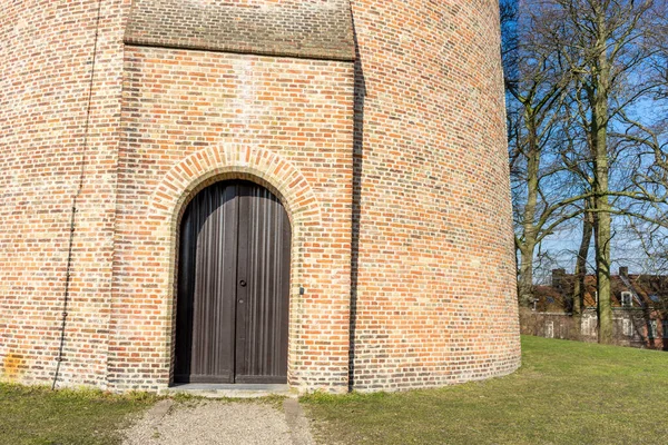 Belçika Bruges Kırmızı Tuğla Binaya Karşı Ahşap Kapı — Stok fotoğraf