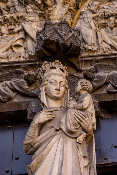Бельгия Брюгге Статуя Мадонны Держащей Младенца Иисуса — стоковое фото