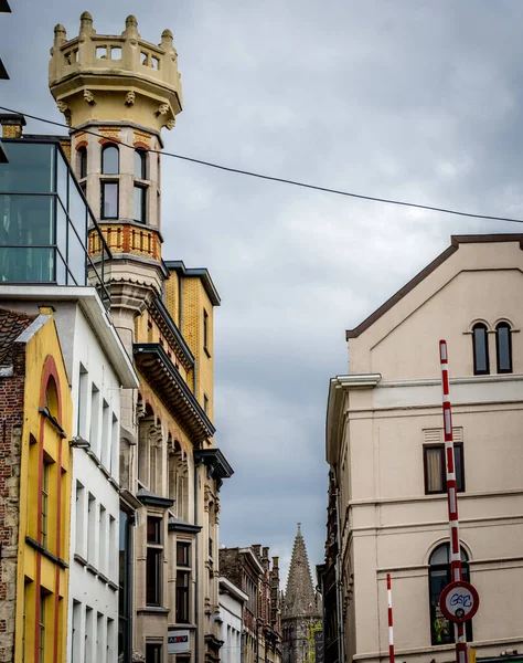 Dach Punktowany Wieży Oglądanej Między Budynkami Mieście Gandawa Belgia Europa — Zdjęcie stockowe