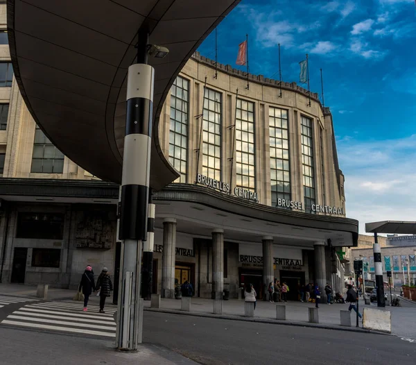 ブリュッセルのブリュッセル中央駅 ベルギー 明るい夏の日にヨーロッパ上の青い空 — ストック写真