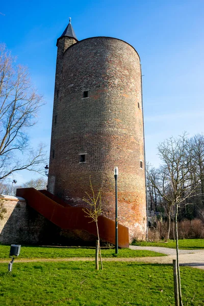 Europa Belgia Brugia Wieża Gediminasa Duży Murowany Budynek Wieżą Gediminasa — Zdjęcie stockowe