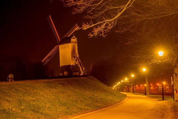 Bélgica Brujas Primer Plano Una Calle Por Noche Con Molino —  Fotos de Stock