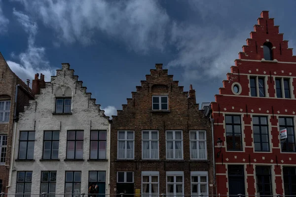 빨간색 흰색의 이들은 여름날푸른 하늘을 배경으로 벨기에 집들을 수있다 — 스톡 사진