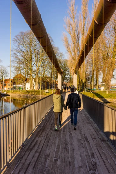Belgium Bruges Unknown Couple Holding Hands Walking Bridge — Stock Photo, Image