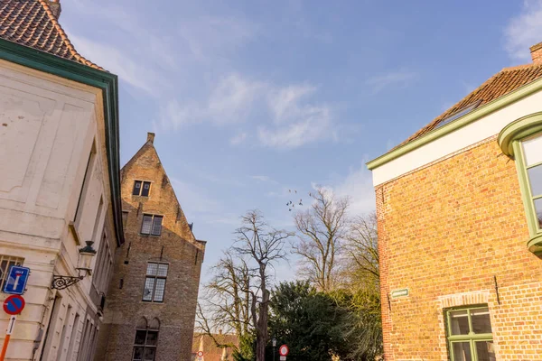 Europa Bélgica Bruges Uma Torre Relógio Frente Edifício Tijolos — Fotografia de Stock