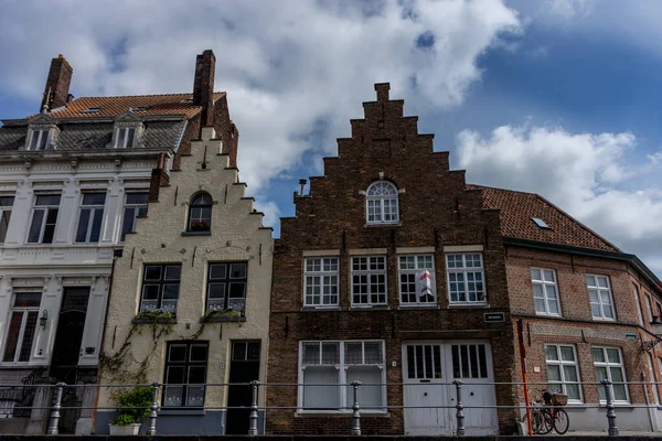 Bruin Rood Wit Dak Met Gevel Traptreden Huizen Van Brugge — Stockfoto