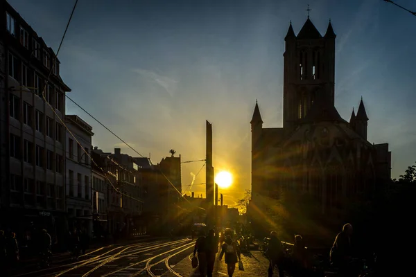 在欧洲根特的圣尼古拉教堂后面 金色的太阳落山了 — 图库照片