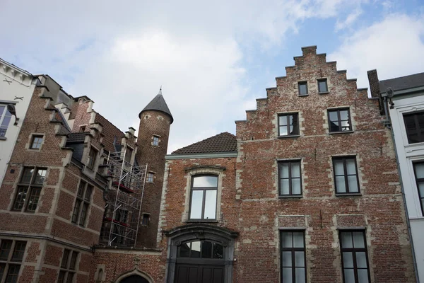 Edifício Vermelho Com Uma Torre Uma Cabeceira Bruxelas Bélgica — Fotografia de Stock