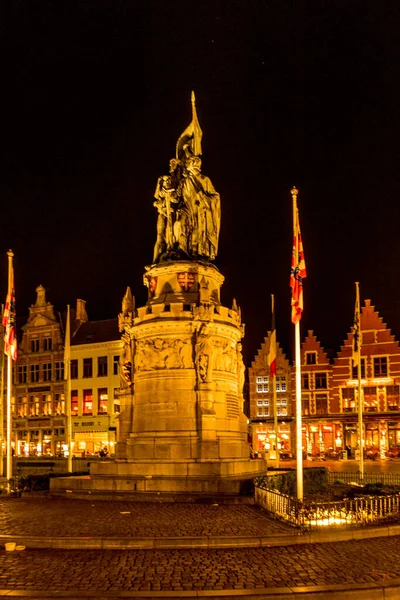 Európa Belgium Bruges Egy Nagy Fehér Épület Világított Éjszaka — Stock Fotó
