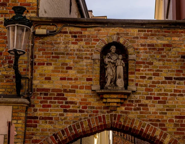Belgien Brügge Christliche Skulptur Neben Einer Lampe Einer Roten Wand — Stockfoto
