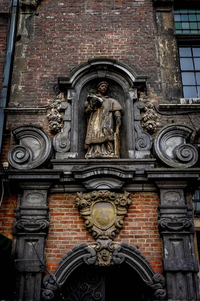 比利时 一个人的雕像 他把一本书放在拱顶上的墙上 — 图库照片