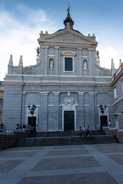 Spanien Madrid Low Angle View Almudena Cathedral Kyrkan Europa — Stockfoto