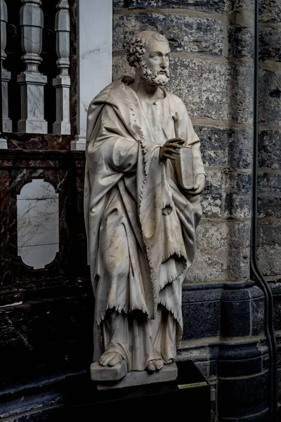 聖ニコラス教会 ゲント ベルギー ヨーロッパのインテリアの本を持つ学者の白い大理石の彫刻 — ストック写真