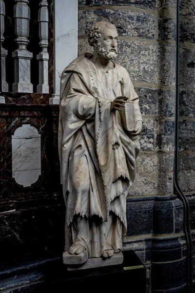 Una Escultura Mármol Blanco Erudito Con Libro Los Interiores Iglesia — Foto de Stock