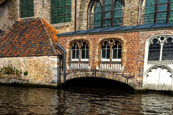 Brugge Belçika Bir Kemerin Karşısındaki Kanal — Stok fotoğraf