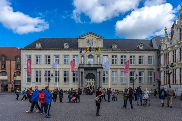 Das alte Rathaus auf dem Marktplatz in Brügge, Belgien, Europa an einem strahlend sonnigen Tag mit blauem Himmel — Stockbild Das Alte Rathaus Auf Dem Marktplatz Brügge Belgien Europa Einem — Stockfoto