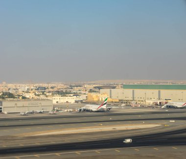 Dubai, Emirlikler - 18 Kasım 2018: Dubai havaalanındaki Emirlik uçak hangarı