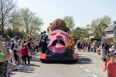 Hollanda, Sassenheim-21 Nisan 2018: Bulbflower Geçit Töreni 2018, Bloemencorso BollenStreek, şenlikli gösteri, çiçeklerle süslenmiş araçlar, baharın yüzü, Ulusal Hollanda çiçek geçit töreni
