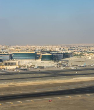 Dubai, Emirlikler - 18 Kasım 2018: Emirates uçağı Execujet ve Bombardier hangarı Dubai otoparkında