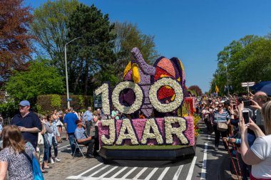 Hollanda, Sassenheim-21 Nisan 2018: Bulbflower Geçit Töreni 2018, Bloemencorso BollenStreek, şenlikli gösteri, çiçeklerle süslenmiş araçlar, baharın yüzü, Ulusal Hollanda çiçek geçit töreni