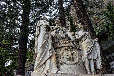 Varenna, İtalya - 31 Mart 2018: Bulutlu bir günde Villa Manastırı 'nda dekorasyon. Como Gölü, Lombardy, İtalya