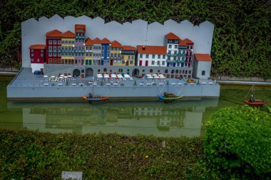 BRÜKSEL, BELGIUM - 17 Nisan 2017: Mini-Avrupa parkındaki minyatürler - Cais da Ribeira, rıhtım, Porto, Portekiz, Avrupa