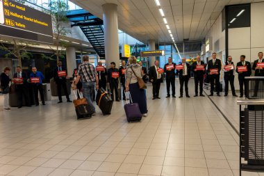 Hollanda, Amsterdam, Schiphol - 06 Mayıs 2018: Emirlik uçuşu için taksi şoförlerine doğru yürüyen yolcular