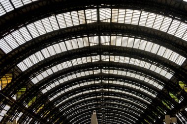 Milan Merkez İstasyonu - 31 Mart 2018 tarihinde Milano merkez tren istasyonu cephesi, İtalya. Milano tren istasyonu, Avrupa 'nın en büyük tren istasyonudur.