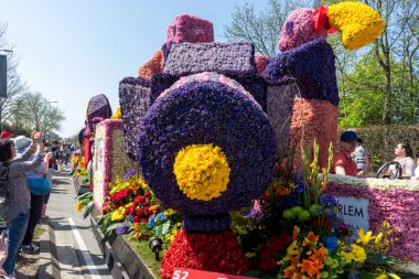 Hollanda, Sassenheim-21 Nisan 2018: Bulbflower Geçit Töreni 2018, Bloemencorso BollenStreek, şenlikli gösteri, çiçeklerle süslenmiş araçlar, baharın yüzü, Ulusal Hollanda çiçek geçit töreni