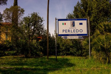 Menaggio, İtalya-2 Nisan 2018: Varenna tren istasyonundaki pist