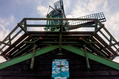 Zaanse Schans - 20 Mayıs 2017: Zaanse Schans 'da eski bir yel değirmeninin cephesi. Zaanse Schans bir Unesco dünya mirası sahası.