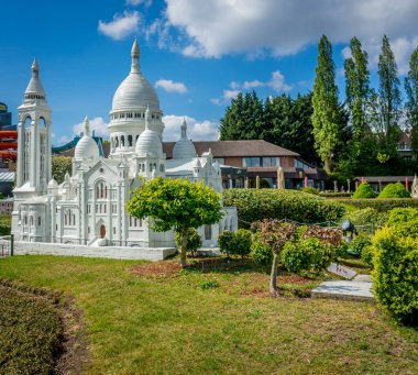 BRÜKSEL, BELGIUM - 17 Nisan 2017: Mini-Avrupa parkındaki minyatürler - Sacre Coeur, Montmarte Tepesi, Paris, Fransa, Avrupa