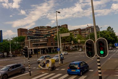 Rotterdam, Hollanda - 27 Mayıs: Rotterdam 'da 27 Mayıs 2017 tarihinde trafik sinyal kavşağı. Rotterdam, Hollanda 'nın Güney Hollanda eyaletinde yer alan bir şehirdir.