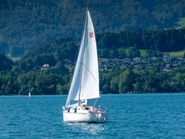 İsviçre, Interlaken, 16 Ağustos 2009: Interlaken 'de bir yat hız yapıyor