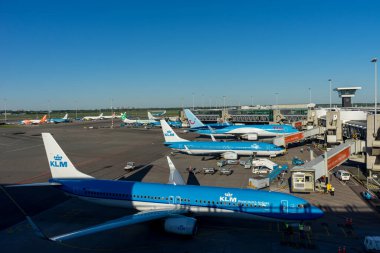 Hollanda, Amsterdam, Schiphol - 06 Mayıs 2018: KLM uçağı havaalanında. Schiphol Avrupa 'nın en yoğun havaalanlarından biridir..