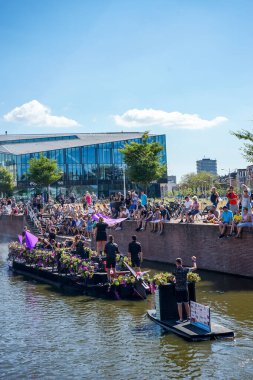 Hollanda, Delft-5 Ağustos 2018: Westland Boat Parade (Varend Corso), şenlikli gösteri, çiçek ve sebzelerle süslenmiş tekneler, Westland bölgesinde renkli yelkenli çiçek geçit töreni