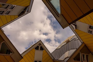 Rotterdam, Hollanda - 27 Mayıs 2017: The Cube Houses Kubuswoningen, Rotterdam. Hollandalı mimar Piet Blom 70 'lerin sonunda Rotterdam' ın Küp Evlerini tasarladı