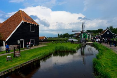 Zaanse Schans - 20 Mayıs 2017: Zaanse Schans 'da eski bir genişlik fabrikasının cephesi. Zaanse Schans bir Unesco dünya mirası sahası.