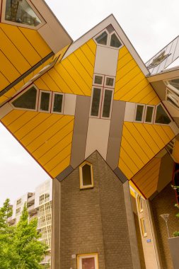 Rotterdam, Hollanda - 27 Mayıs 2017: The Cube Houses Kubuswoningen, Rotterdam. Hollandalı mimar Piet Blom 70 'lerin sonunda Rotterdam' ın Küp Evlerini tasarladı