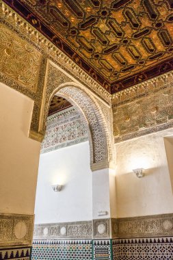 Seville, İspanya - 18 Haziran 2017: Karmaşık Arap Müslüman kırsal tasarımı Seville, İspanya 'daki Alcazar Sarayı' nda bir kemer üzerinde sergilenmektedir.