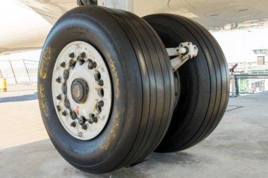 Hollanda, Amsterdam, Schiphol - 06 Mayıs 2018: Uçak tekerlekleri. Schiphol Avrupa 'nın en yoğun havaalanlarından biridir..