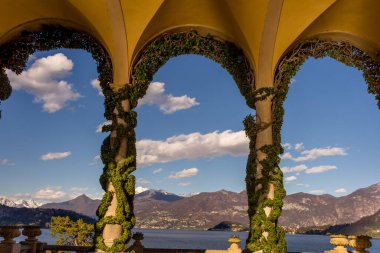 Lecco, İtalya-1 Nisan 2018: Lombardiya 'daki ünlü Villa del Balbianello' da sarmaşık süslemeli balkon kemeri