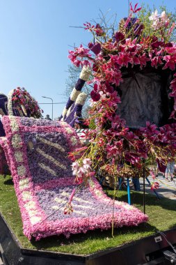 Hollanda, Sassenheim-21 Nisan 2018: Bulbflower Geçit Töreni 2018, Bloemencorso BollenStreek, şenlikli gösteri, çiçeklerle süslenmiş araçlar, baharın yüzü, Ulusal Hollanda çiçek geçit töreni