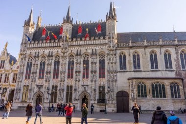 Bruges, Belçika - 17 Şubat 2018: Bruges, Belçika 'da halk şehir meydanının önünde yürüyor