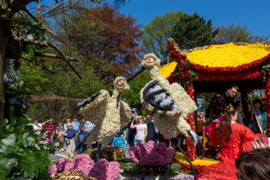 Hollanda, Sassenheim-21 Nisan 2018: Bulbflower Geçit Töreni 2018, Bloemencorso BollenStreek, şenlikli gösteri, çiçeklerle süslenmiş araçlar, baharın yüzü, Hollanda ulusal çiçek geçidi, kuşlar