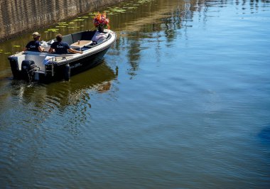Hollanda, Delft-5 Ağustos 2018: Westland Boat Parade (Varend Corso), şenlikli gösteri, çiçek ve sebzelerle süslenmiş tekneler, Westland bölgesinde renkli yelkenli çiçek geçit töreni