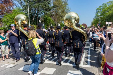 Hollanda, Sassenheim-21 Nisan 2018: Bulbflower Parade 2018, Bloemencorso BollenStreek, şenlikli gösteri, çiçeklerle süslenmiş araçlar, baharın yüzü, Ulusal Hollanda çiçek geçidi, müzik grubu trompet